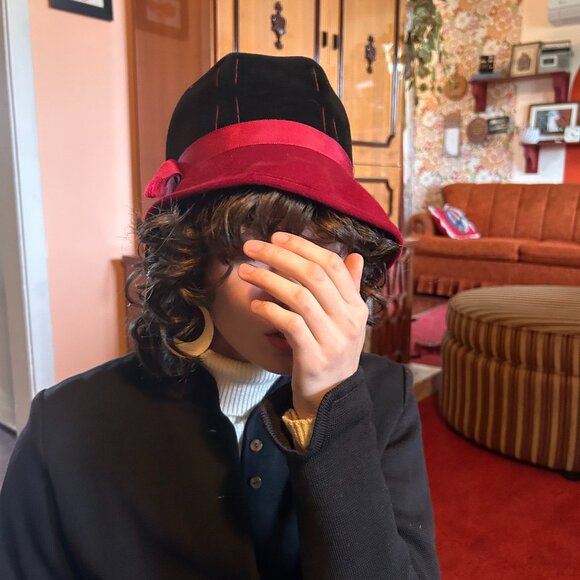 1950s red and black velvet brimmed cloche embroidered hat with ribbon - Picture 2 of 14